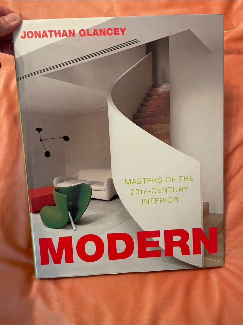 Modern: Green Accent on Modern Interiors